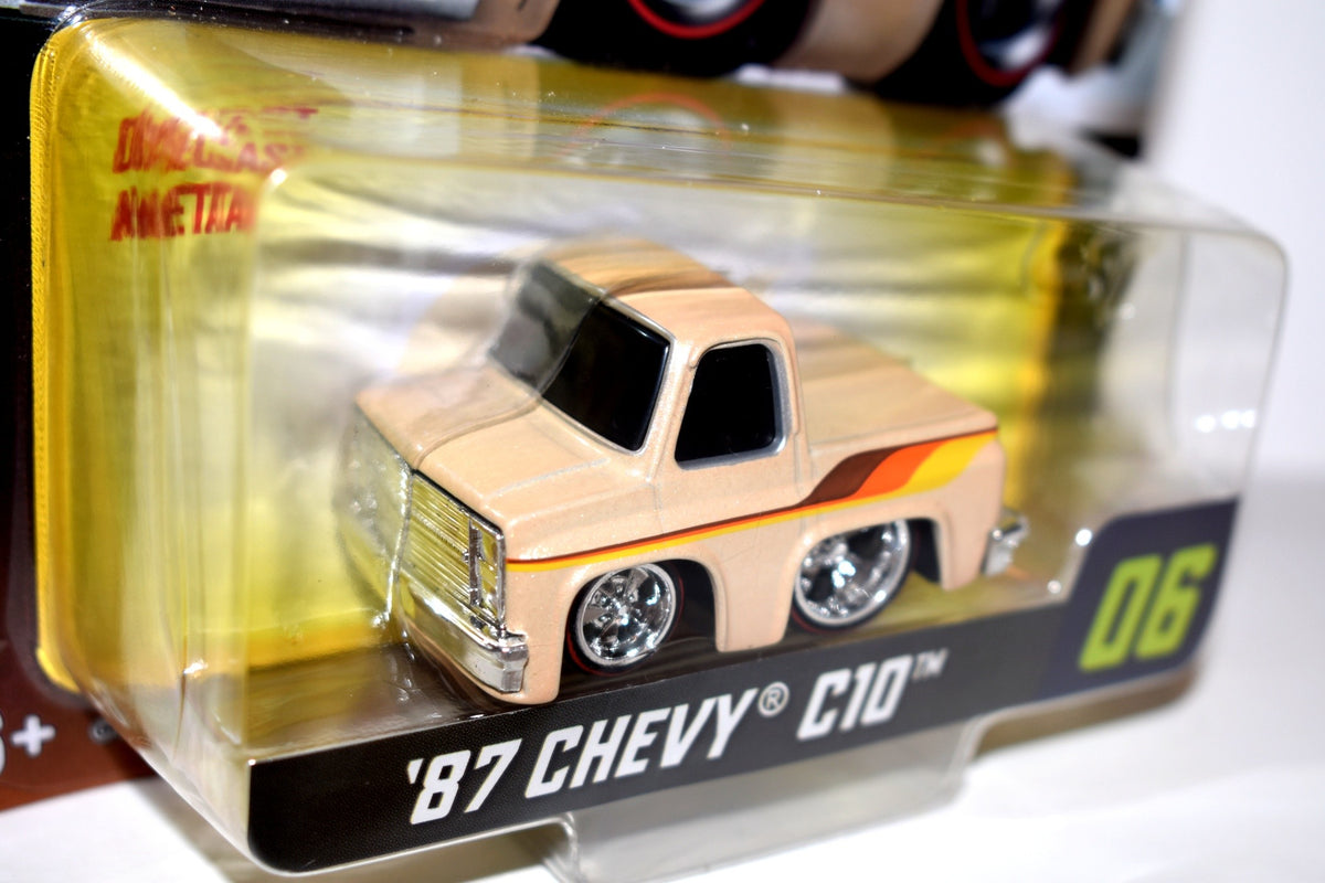 MGA Entertainment - CarTuned - 1987 Chevy C10 Squarebody Pickup Truck