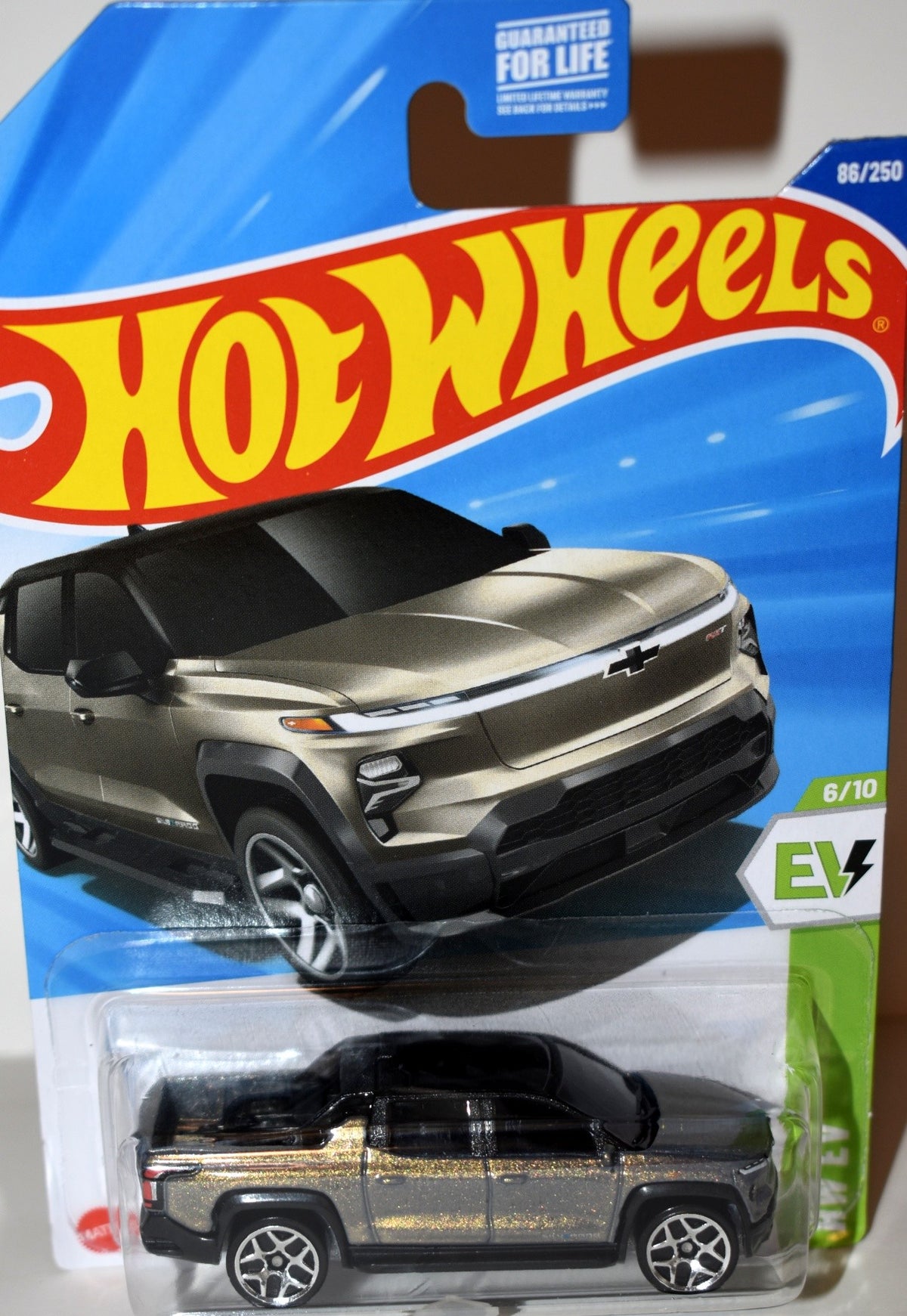Hot Wheels   Chevrolet Silverado Electric Pickup Truck