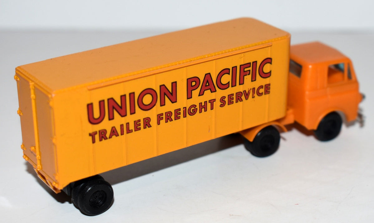 Tyco - Union Pacific Railroad Trailer Freight Service Tractor Trailer
