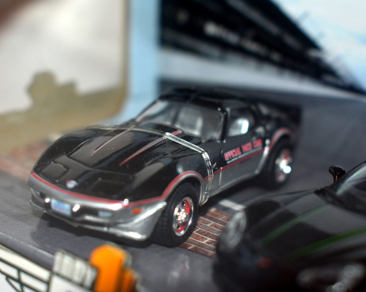 Greenlight - 100th Running-  Indy 500 Corvette Pace Car set