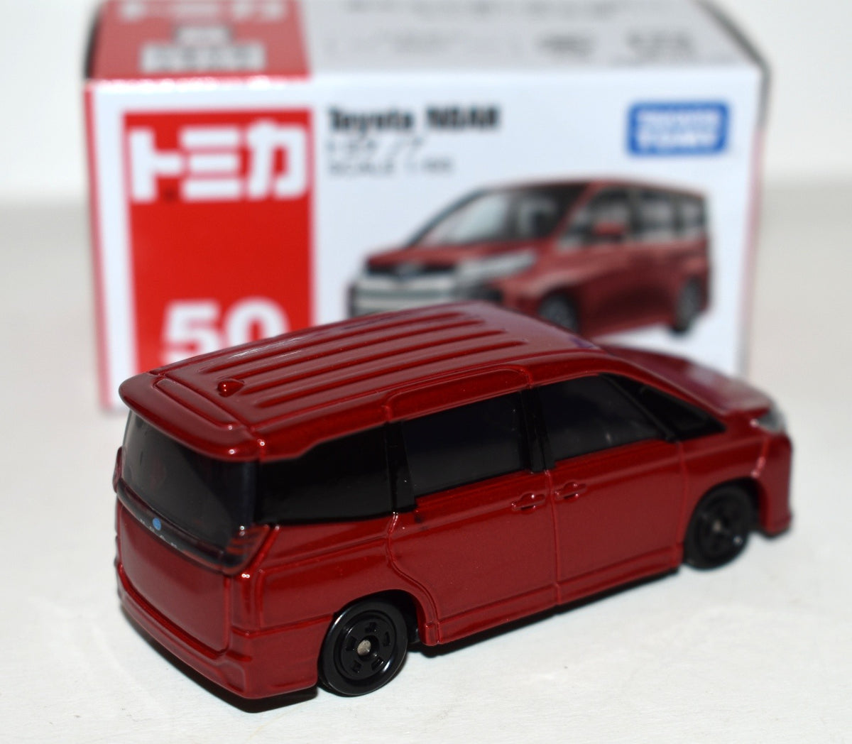 Tomica - 50 - Toyota Noah MiniVan