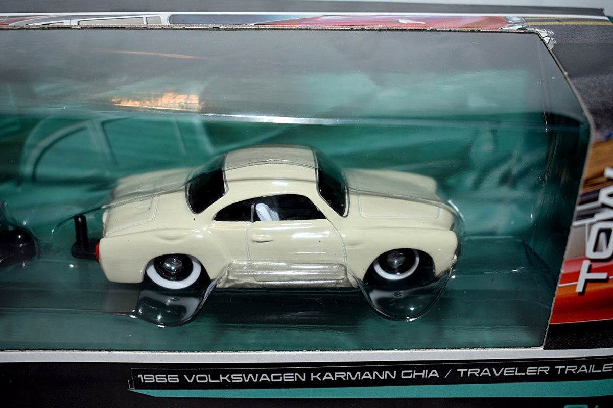 Maisto - Design - 1965 Volkswagen Karmann Ghia and Traveler Trailer Set