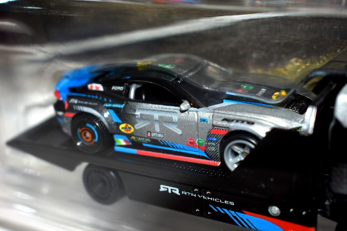 Hot Wheels Car Culture - Team Transport - 2024 Ford Mustang RTR Spec 5 /  AeroLift Transporter