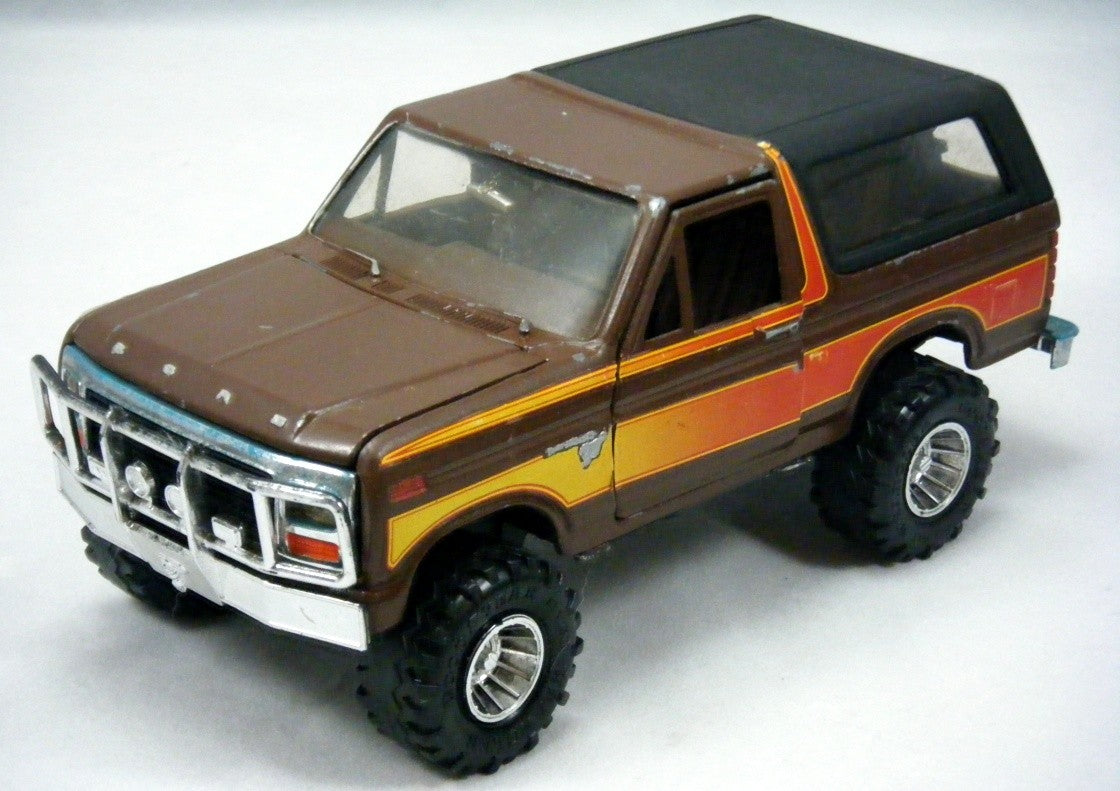 Ertl  -  Ford Bronco with removable top/bed