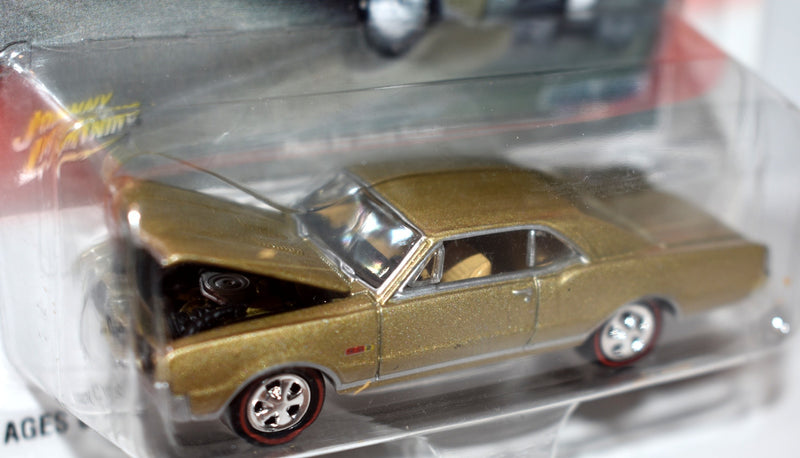Johnny Lightning 1967 Oldsmobile 442