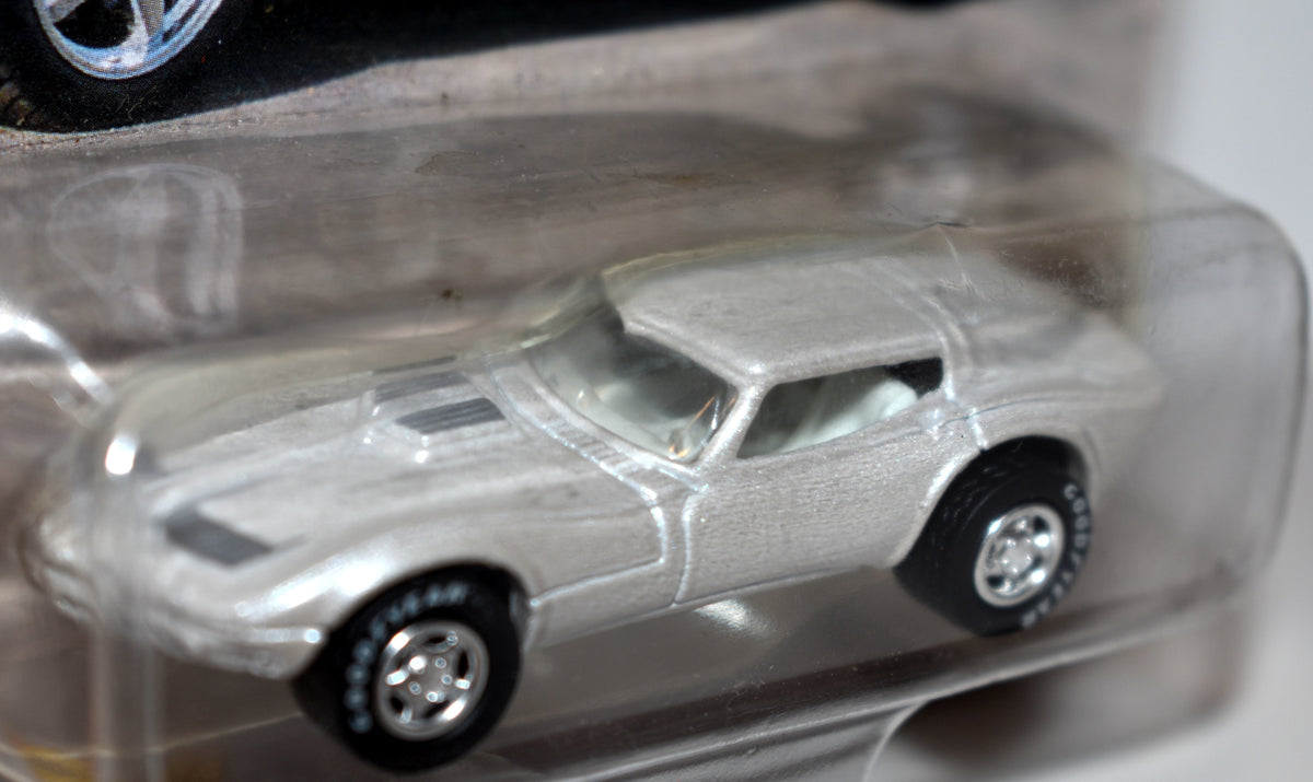 Johnny Lightning - Classic Customs Corvette - 1965 Chevrolet Corvette Mako Shark